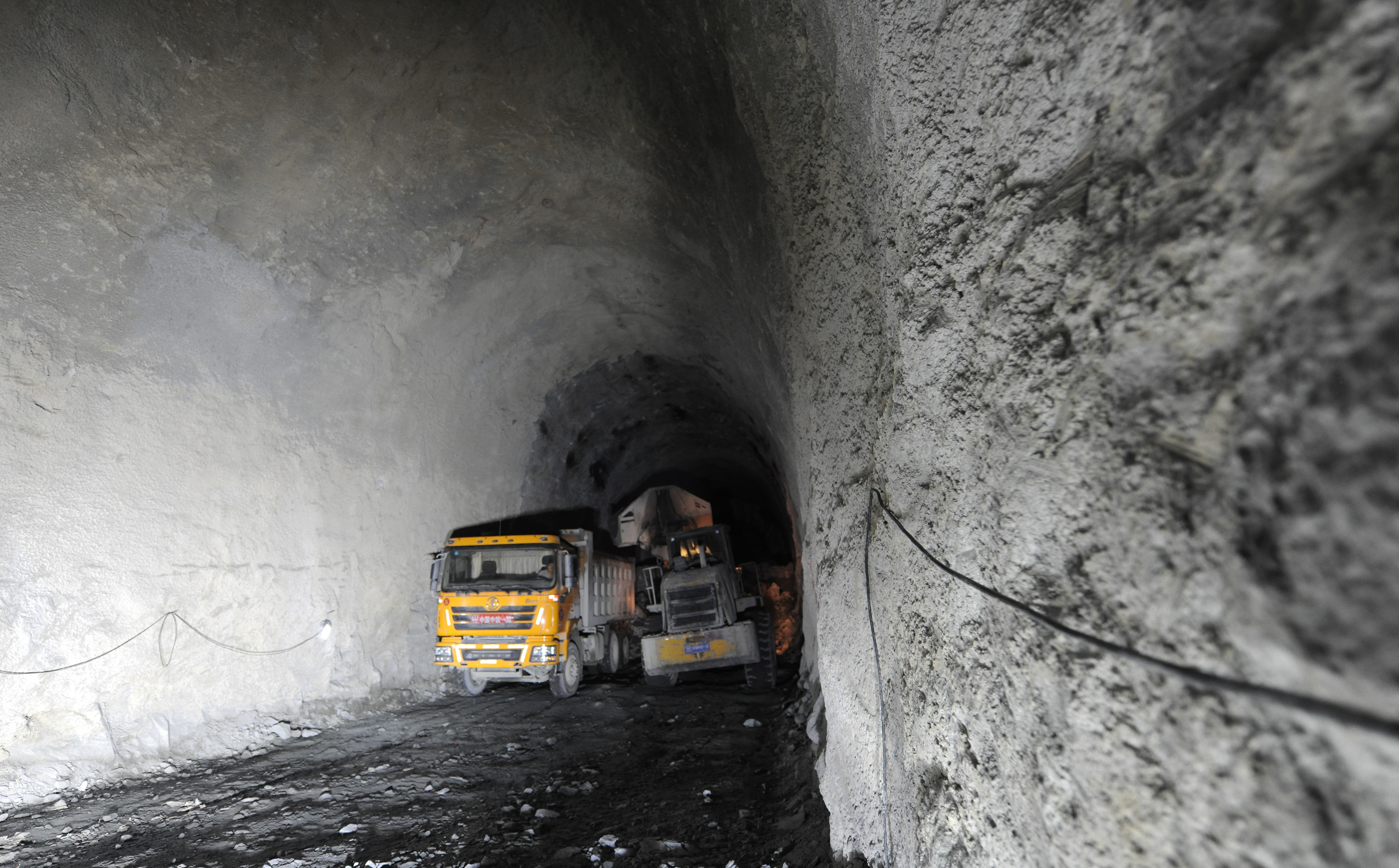 川藏铁路拉林段重难点工程奔中山二号隧道顺利贯通(2)