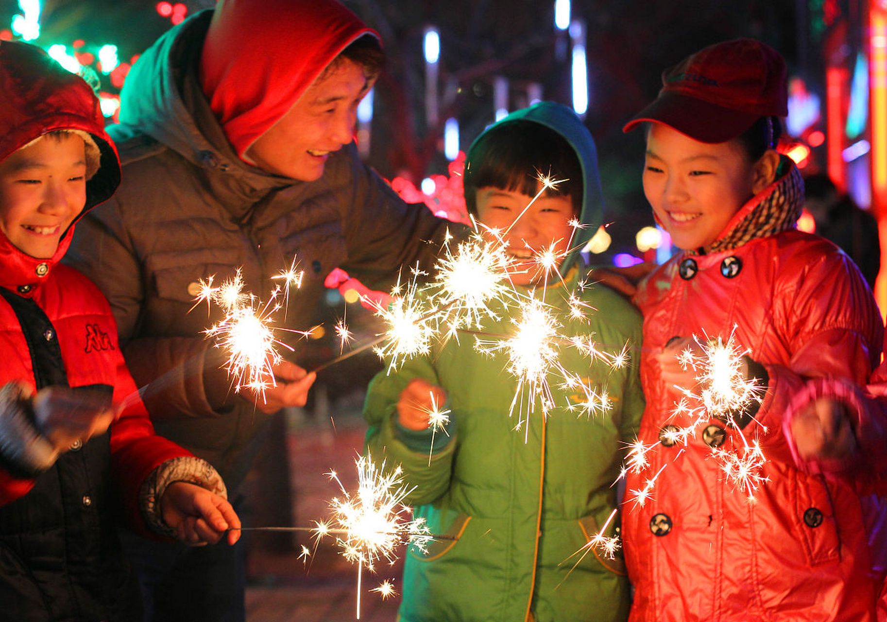 孩子们放烟花,笑容灿烂,烟花在夜空中绽放,孩子们欢呼雀跃,充满童真