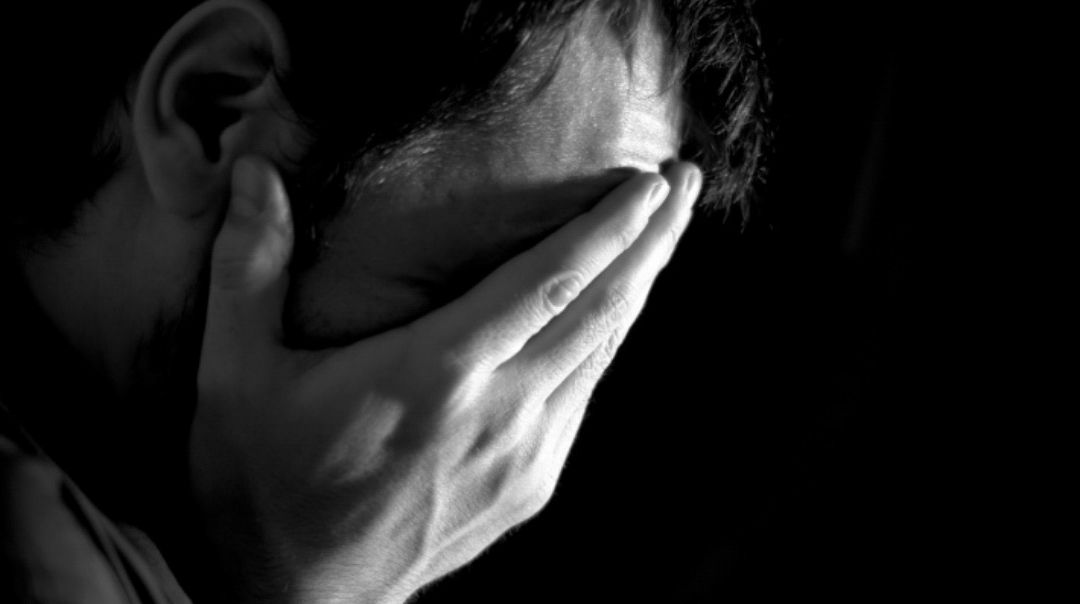 那个在黑夜中哭泣的男人