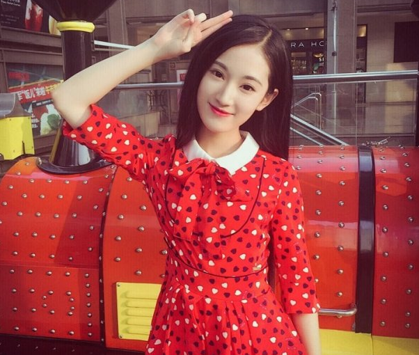 黄诗佳比翟天临还厉害,十三岁就考入上戏,还和迪丽热巴是同学