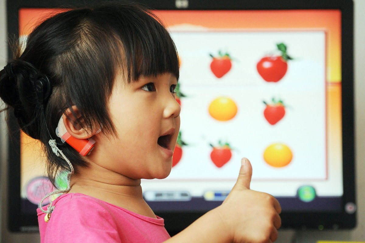 听障儿童需要经过言语训练才能真正提高语言理解和表达能力,而不仅仅