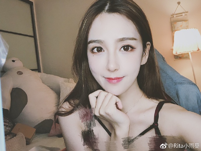lol:rita晒自拍却打马赛克?背后的身影才是亮点!