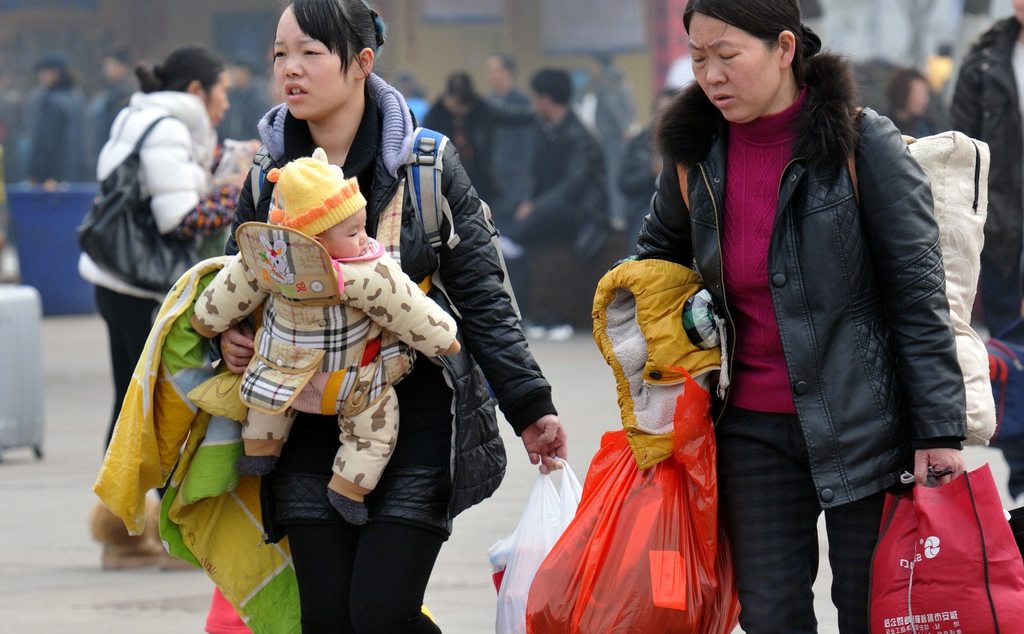 一组照片告诉你带着孩子挤春运的女人受了多大得罪,伟大的母爱