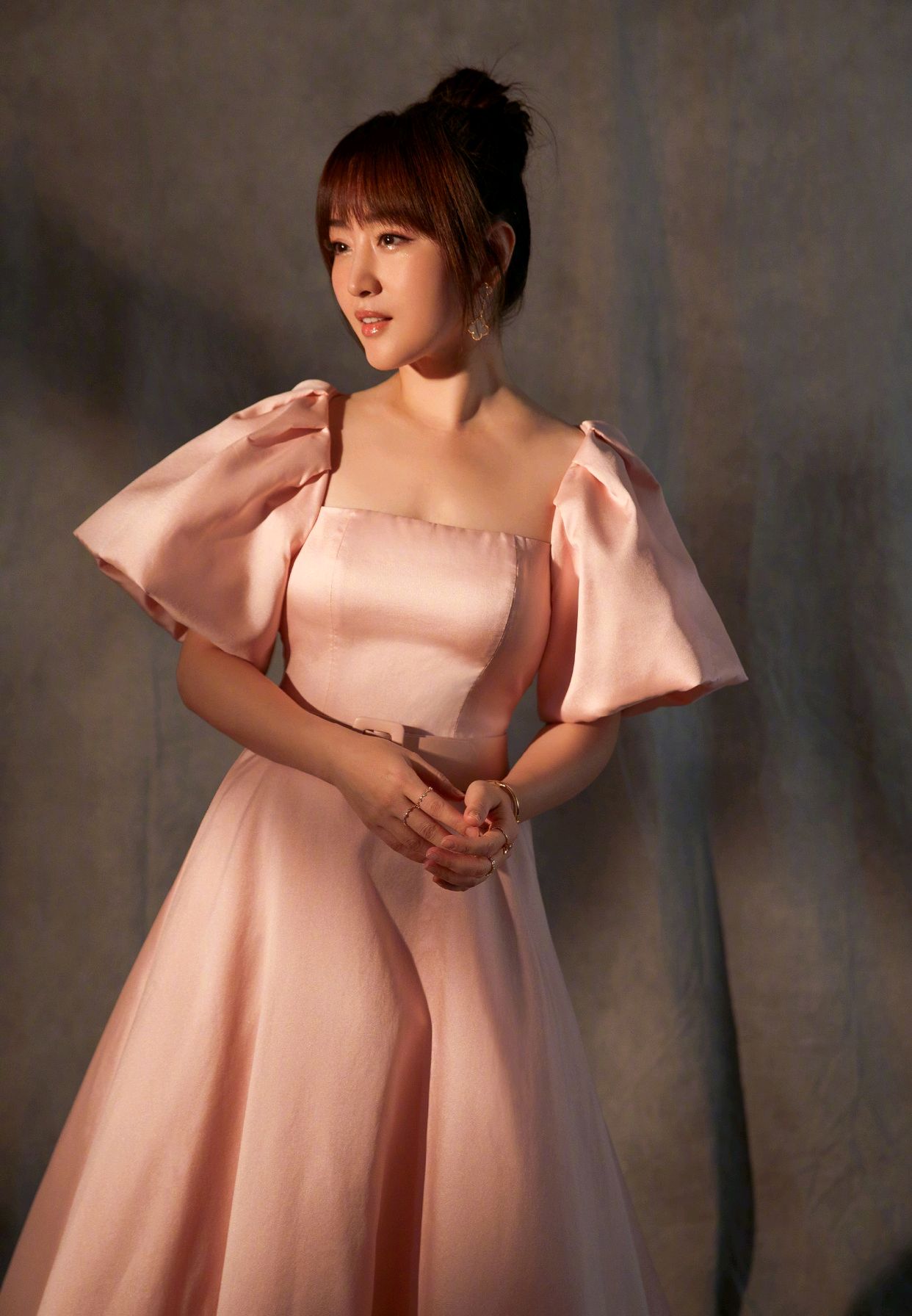 49岁的杨钰莹从内而外散发着魅力,身穿浅蓝色连衣裙,时尚又减龄