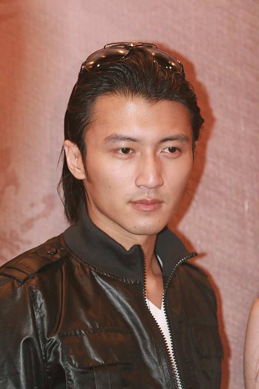 首先,谢霆锋在最新一部电影中饰演了一个极具挑战性的角色