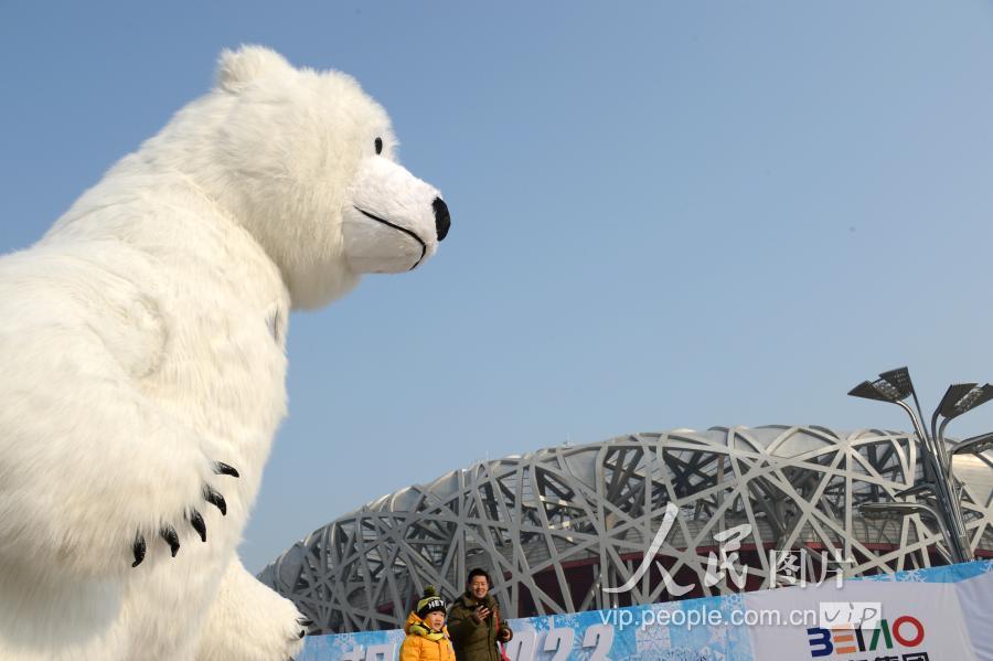 "北极熊"亮相北京"相约2022"冰雪文化节惹人爱