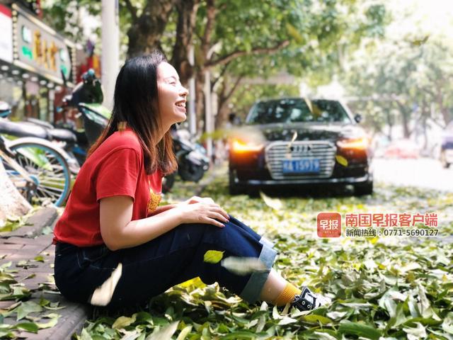南宁古城路落叶纷飞,春夏也可"赏秋"