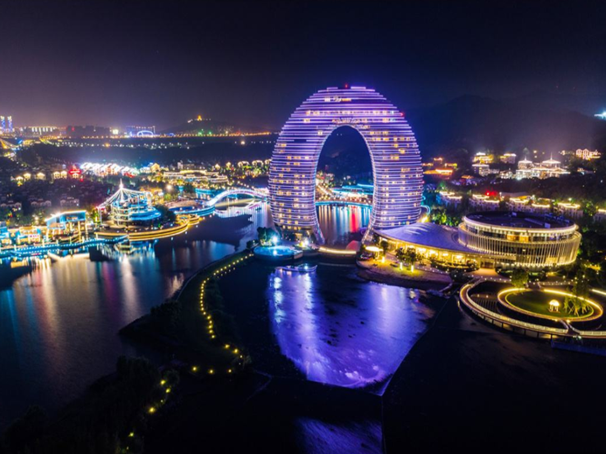 美丽之冠七星酒店:投资超过100亿,建筑面积60万平方米,是中国目前总