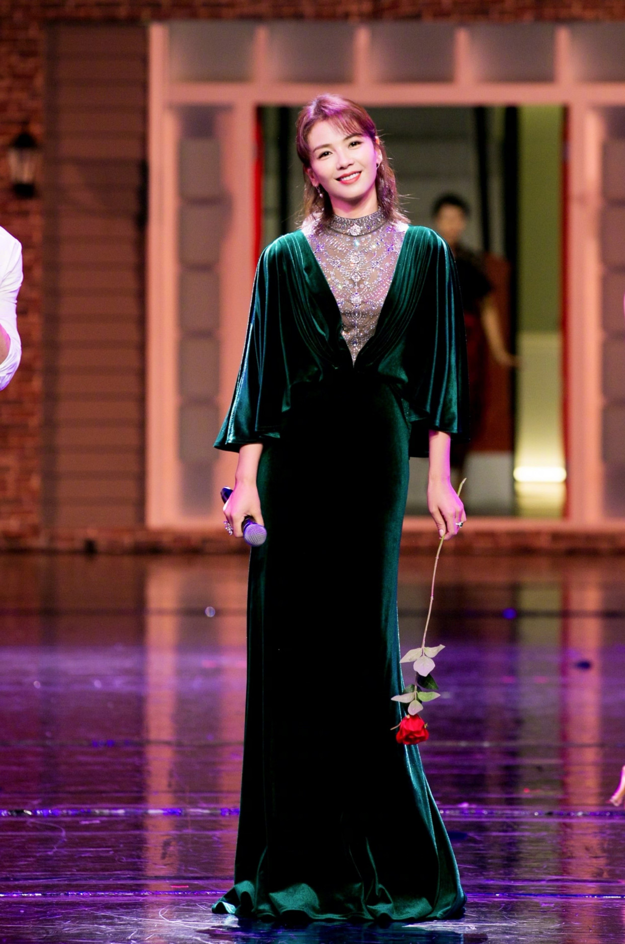 刘涛太大胆了,高开叉深v礼服大秀身材,侧身露出美背翘臀真惹眼