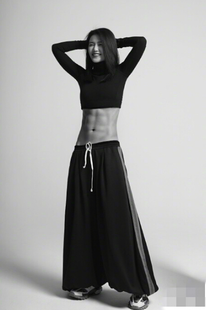 八块腹肌女孩!谭维维穿紧身短上衣秀马甲线