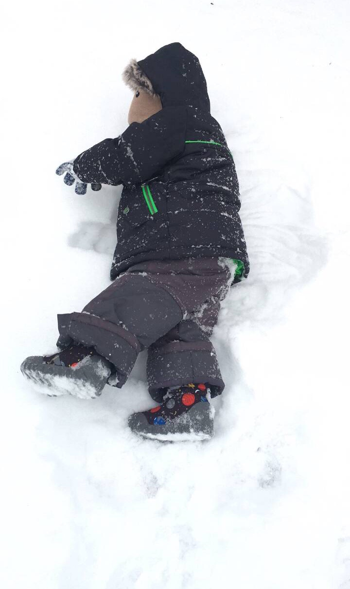 加拿大旅游抓拍到了小男孩雪地里多么童真的一面