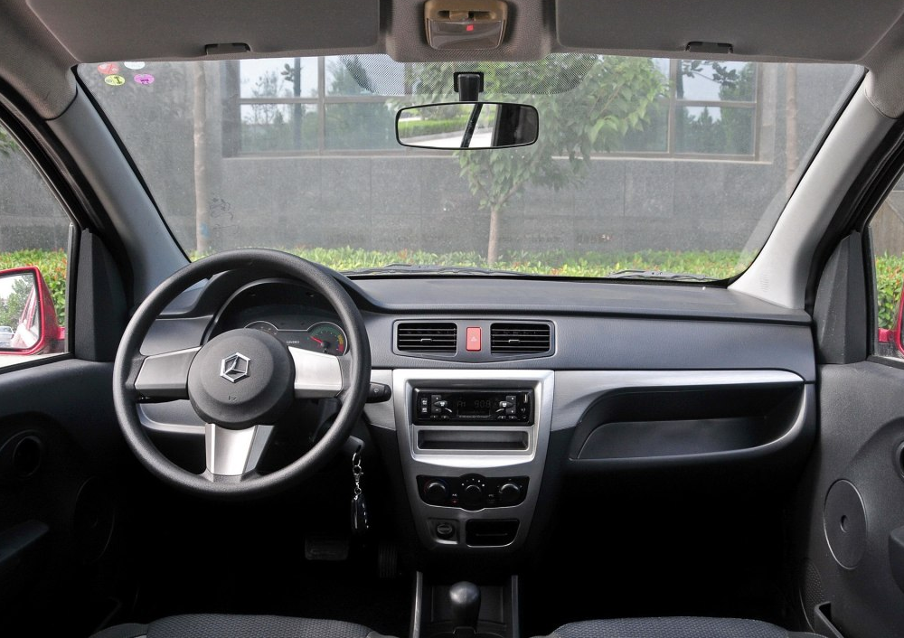 雷丁d502014款 尊享型,内饰设计简约朴素,不花俏,也不掉档次,款式还行