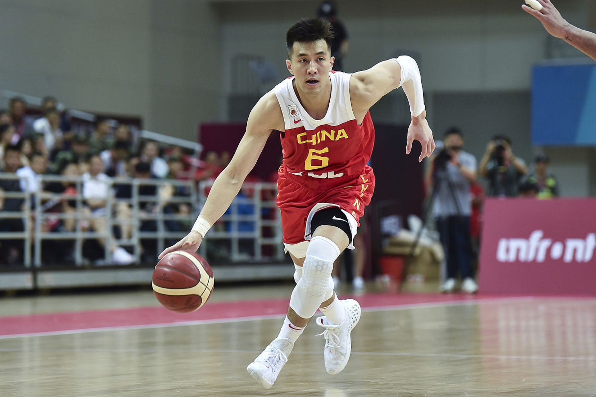 郭艾伦依旧对五年前的五次犯规耿耿于怀,这不,就在丁佳宁评论当年中国