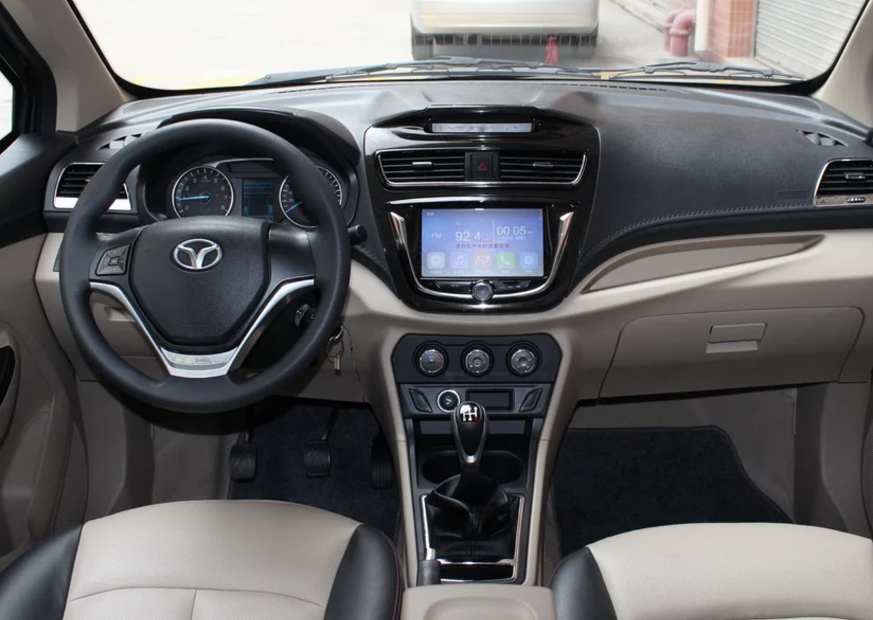 英致727 1.5l商务版,内饰优雅简约,是年轻人的最爱