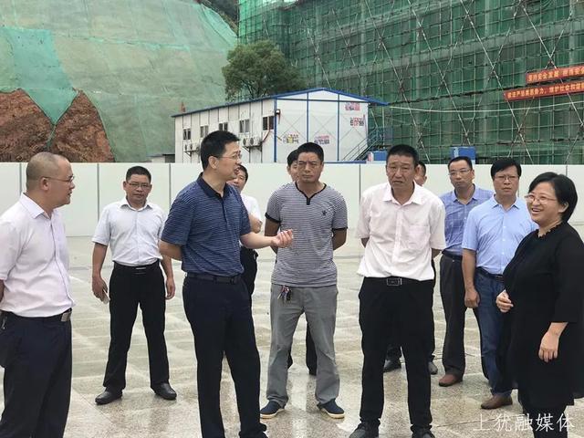 余业伟深入学校专题调研教育工作