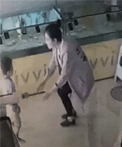 搞笑gif:哥们,你用苹果电脑切蛋糕有点浪费了!