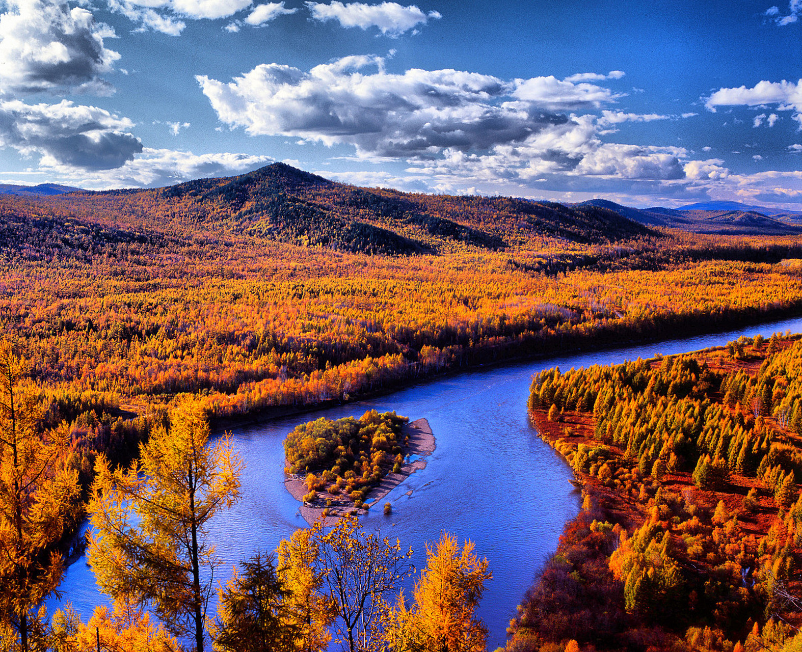 大兴安岭是中国东北地区的一条重要山脉,位于中国内蒙古自治区的东北