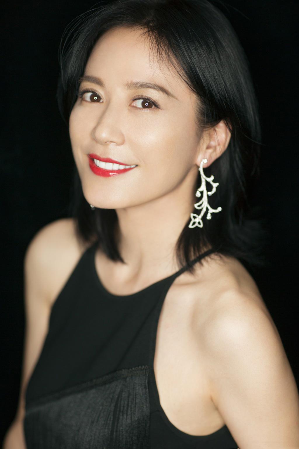 当年俞飞鸿的颜值就很让人惊艳了,但现在的她颜值依旧不差,无论气质