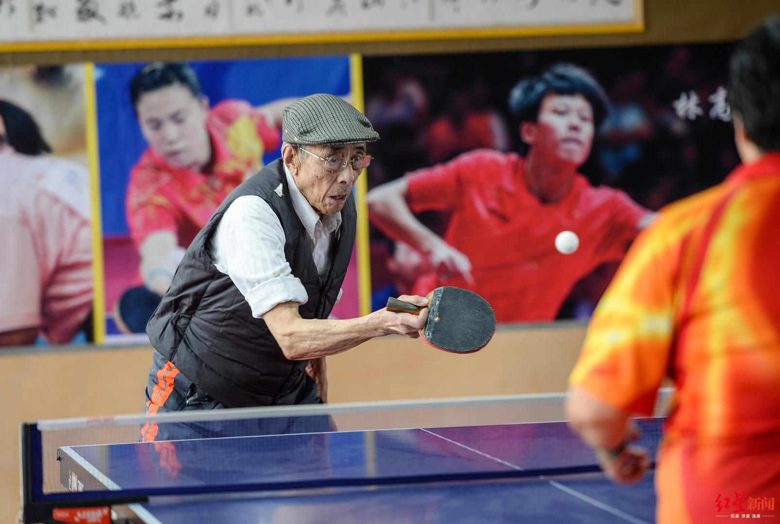 80年乒乓球龄,九旬大爷两拿世界冠军