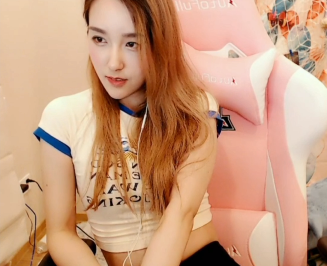 rita彻底姿态化?直播全程骚话不断,称鹿晗是其前男友!