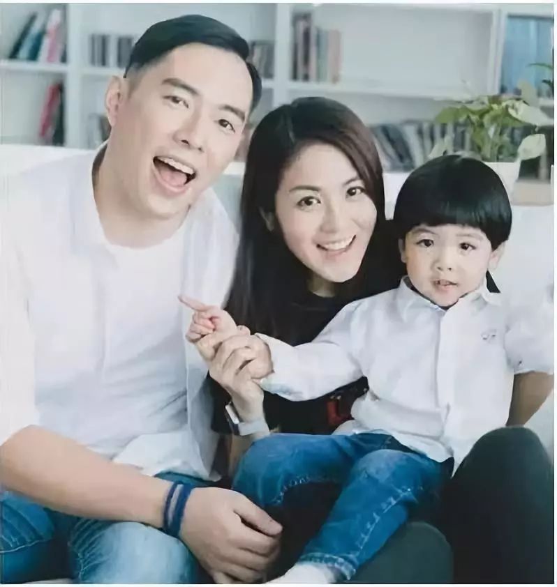 现年38岁的前tvb艺人何基佑,早前宣布太太钟凯莹已经怀孕的喜讯,转眼