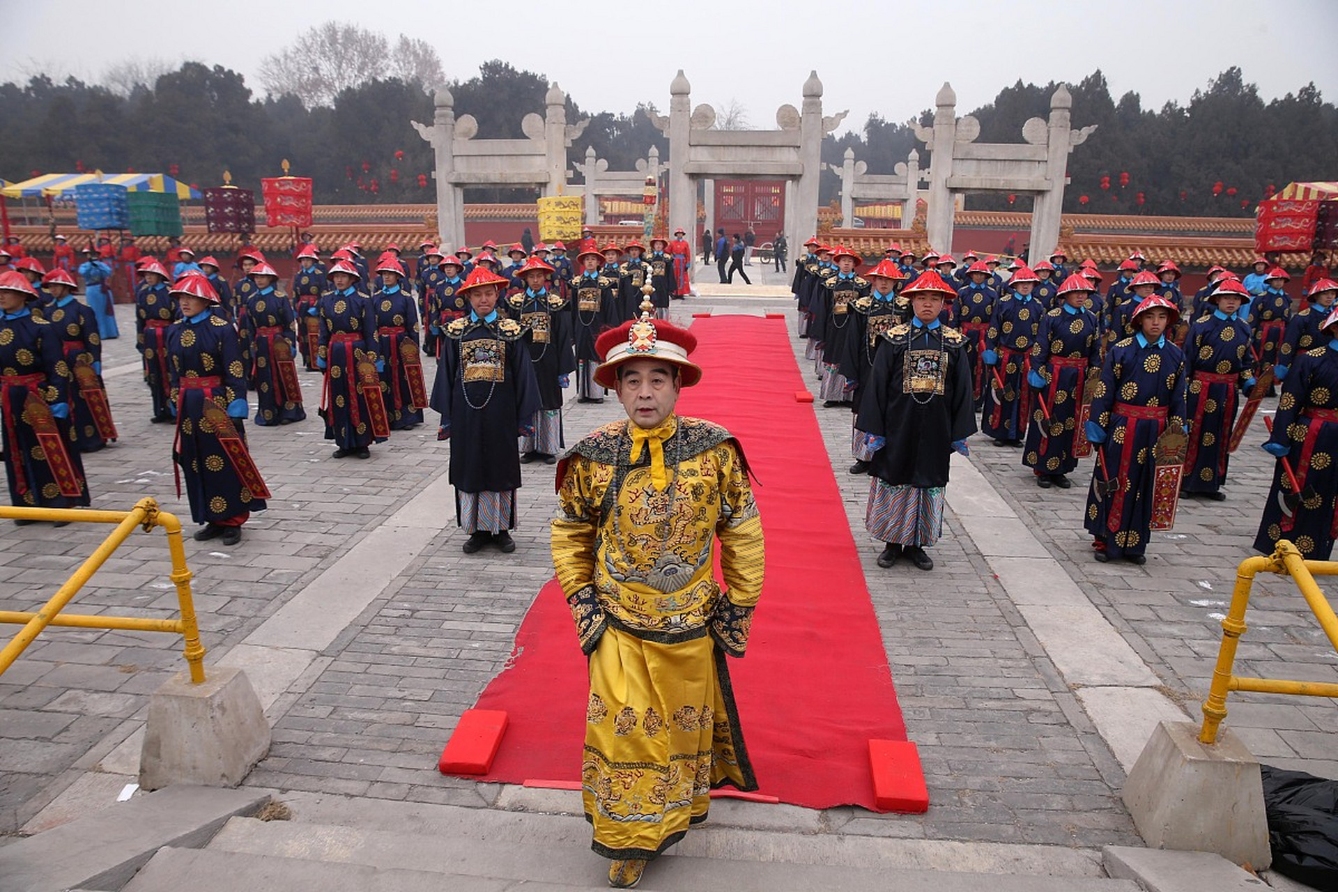 百官上朝并非每日必行,明朝时期官员通常每星期上朝两次,时间在早晨