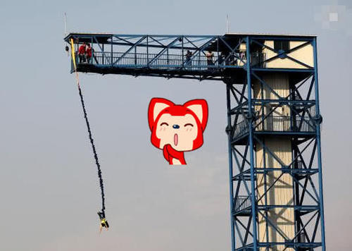 抖音小姐姐穿裙子蹦极,跳下去的一瞬间,男生们看着都脸红!