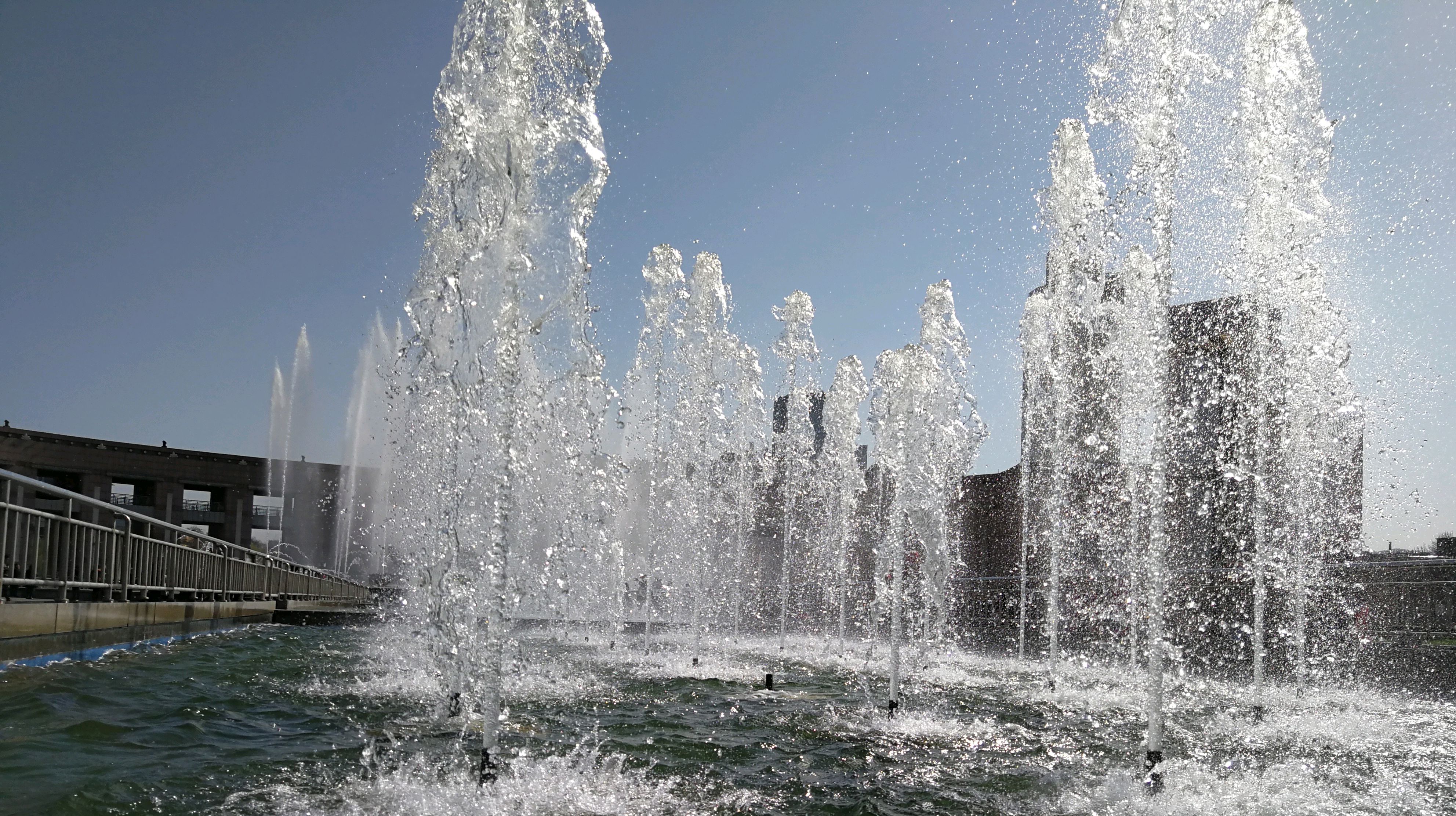 济南泉城广场音乐喷泉表演.