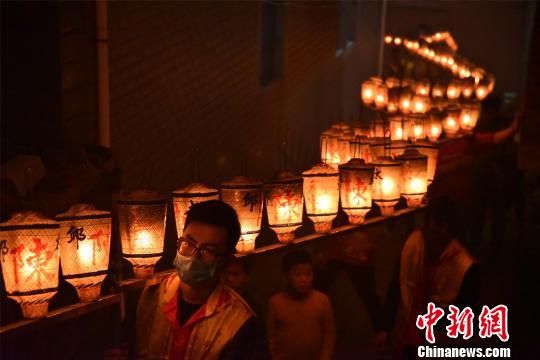 樟脚村板凳灯图片