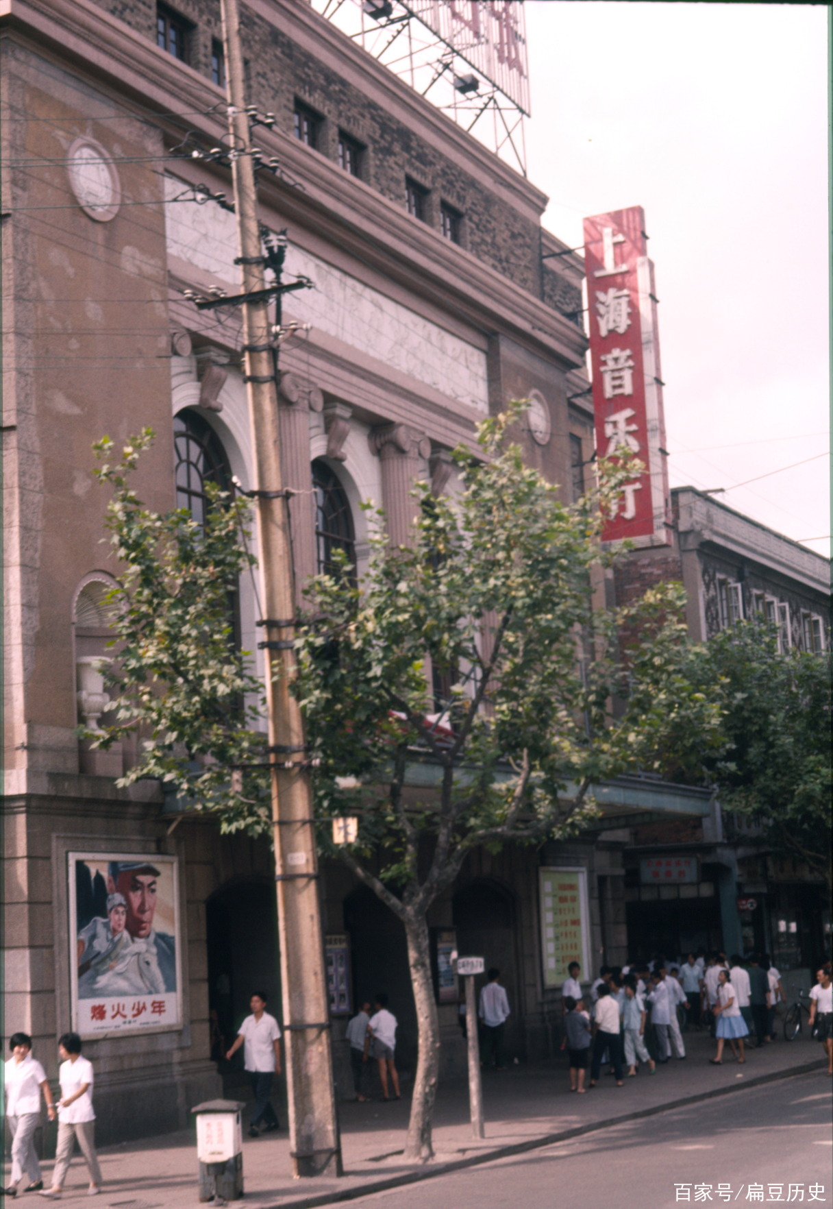 1976年的上海,罕見街拍老照片,70年代老上海的日常生活記憶