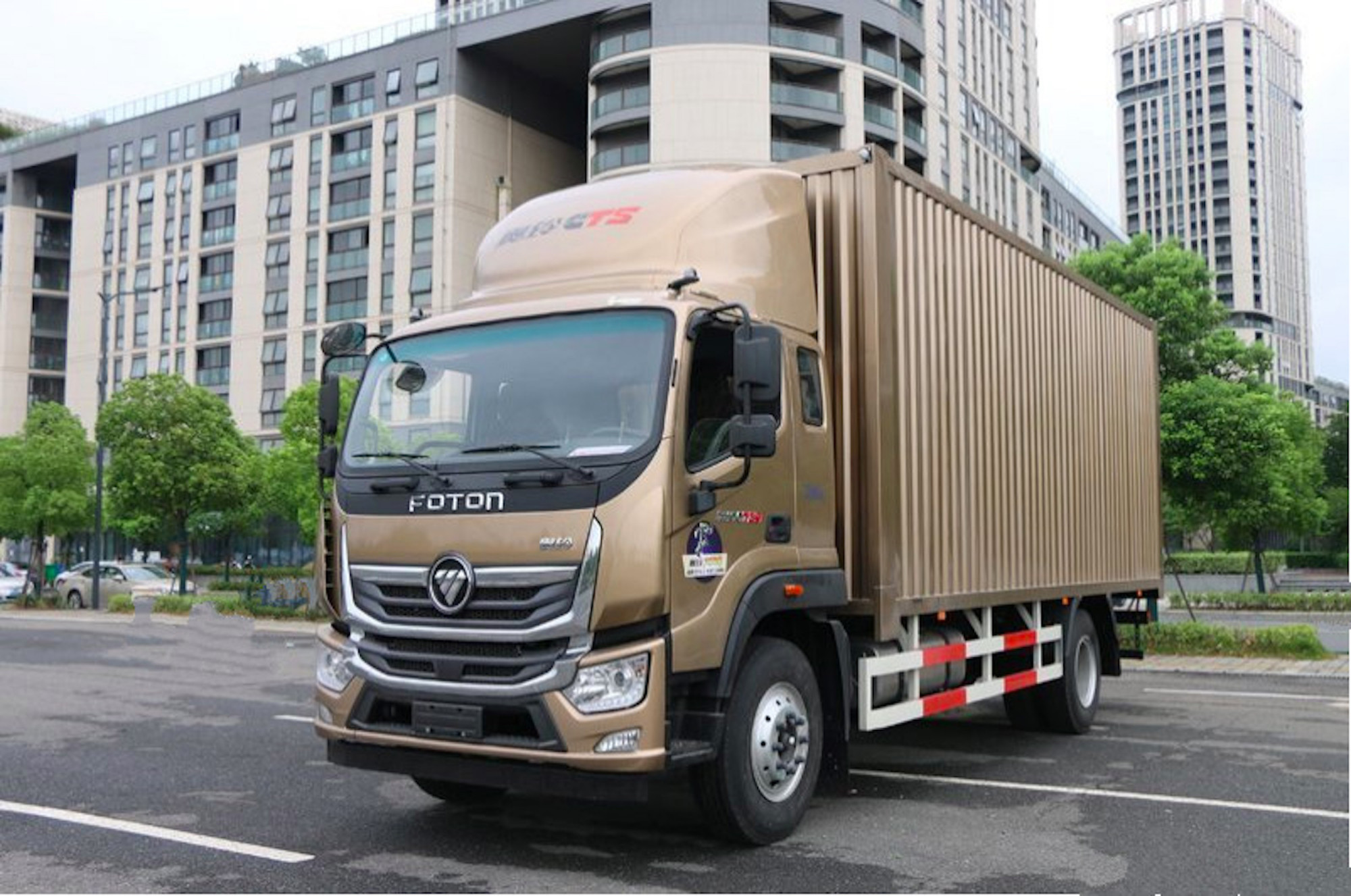 中型卡车"大黄蜂",搭载康明斯4.5升发动机,超3000公里长续航