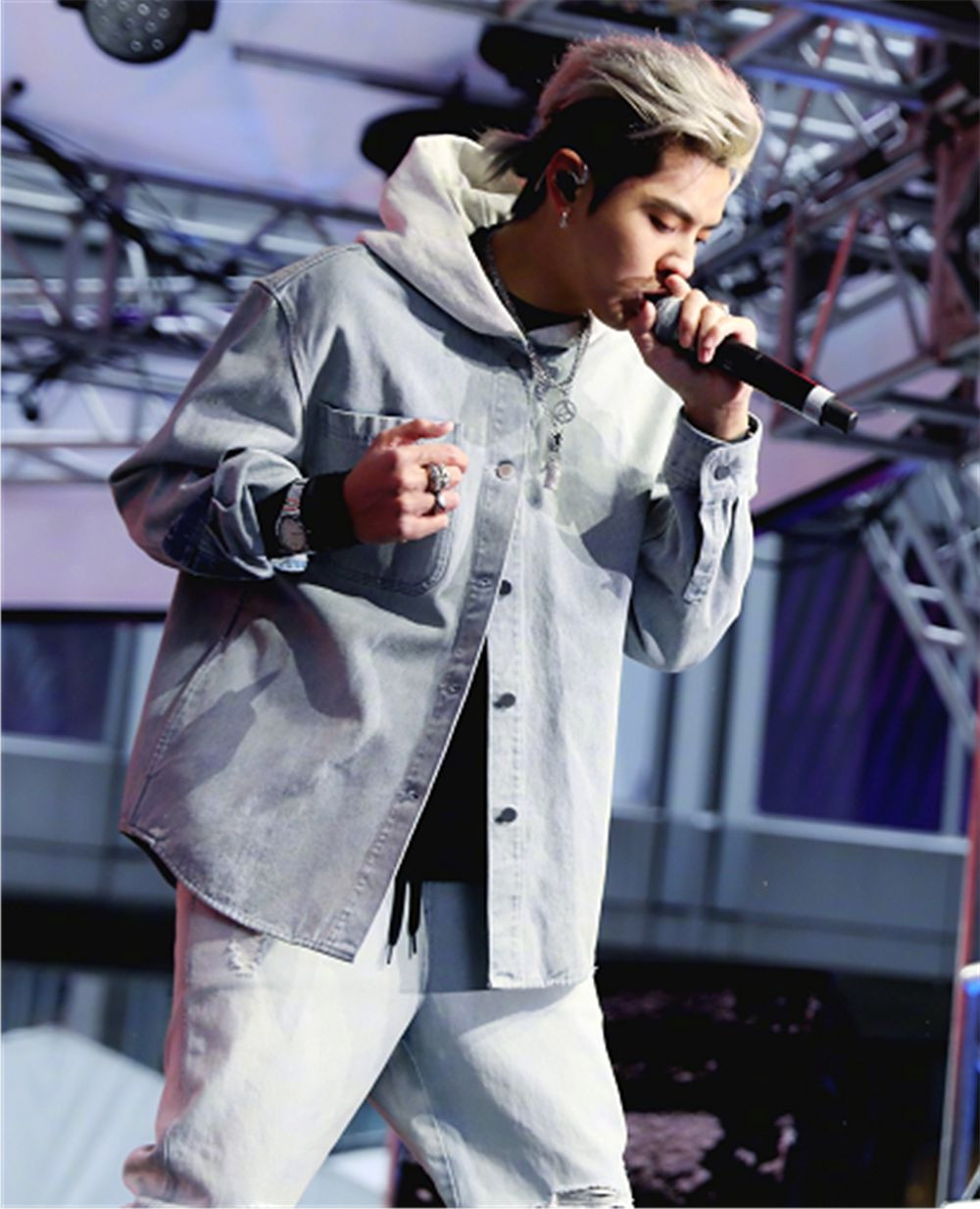 吴亦凡超级碗三首歌连唱,还用中文打招呼,现场气氛燃爆!