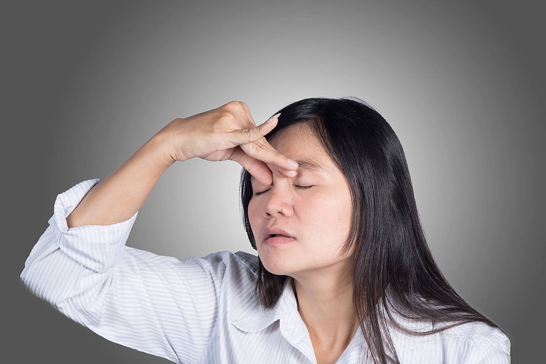 眯着眼睛看东西真的会加重近视吗?