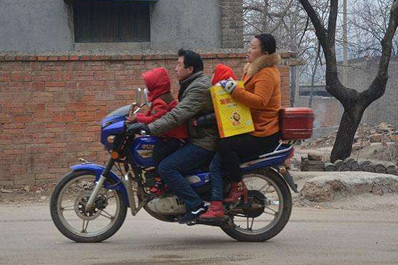 农村俗语:"门前长出青草墩,嫡亲娘舅成外人",道尽人间寒凉