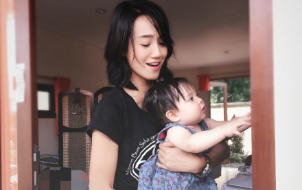 周一围回应共享奶茶,但他喝奶茶的举动,却让网友说出"不配"