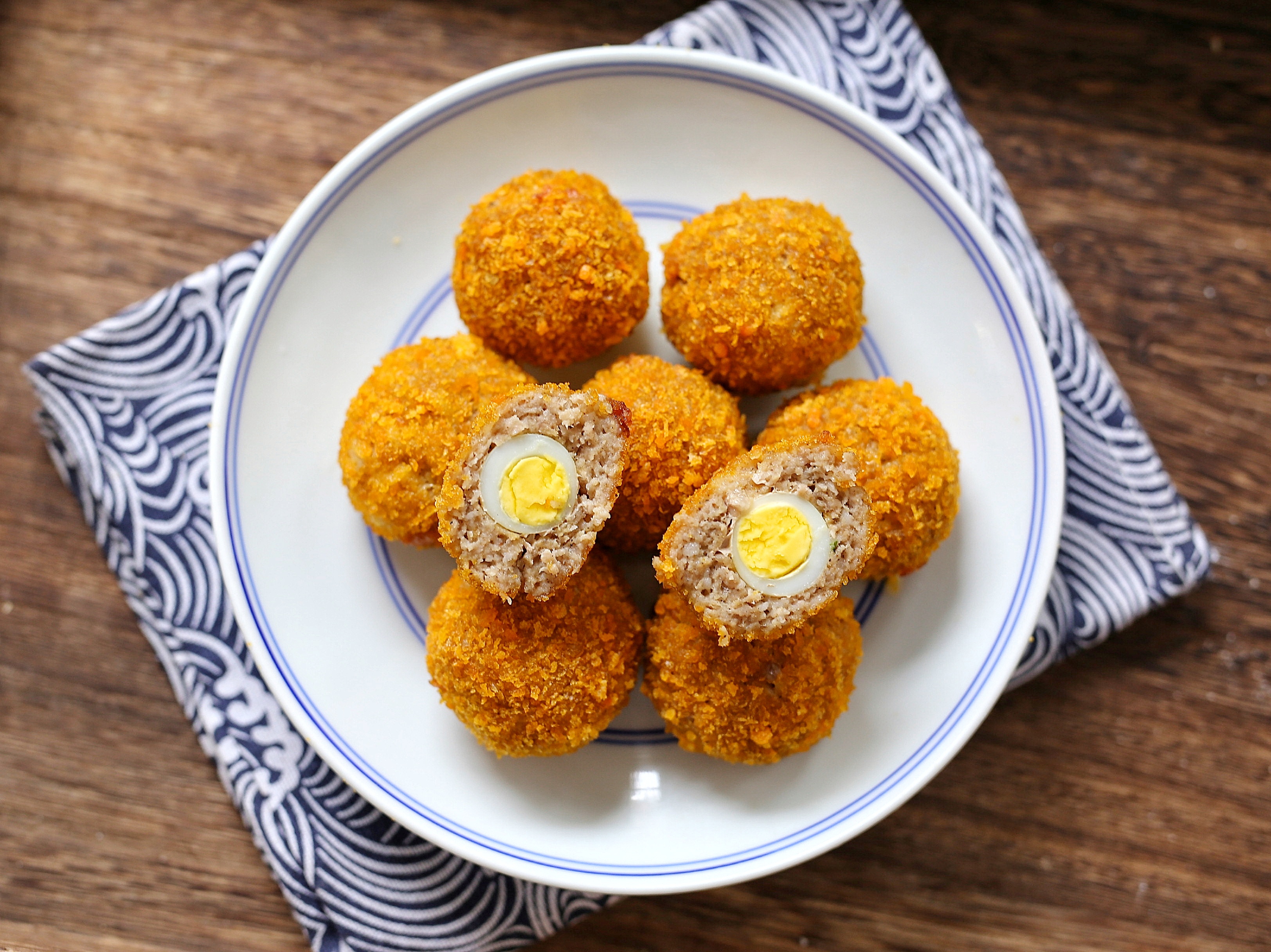 炸肉丸和鸡蛋大家一定不陌生,但是把二者结合,味道会有新的碰撞,而这