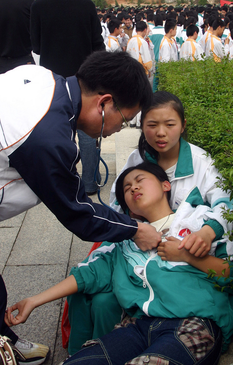 浙江绍兴16岁高中生在校内考试时晕倒后去世,警方:排除他杀