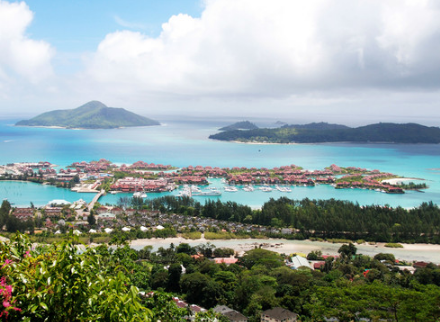 鸟岛位于印度洋海域,它是一个拥有400万只鸟和32个人的岛.