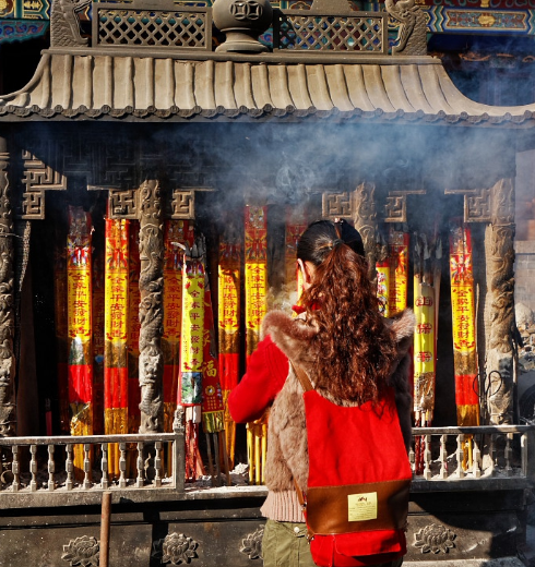 泰山极顶玉皇庙内游客前脚烧的香工作人员后脚就将其浸水灭掉?