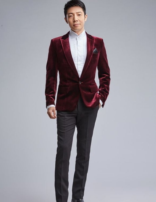 路人镜头下的撒贝宁,关掉了美颜与滤镜,展现出最真实的面容