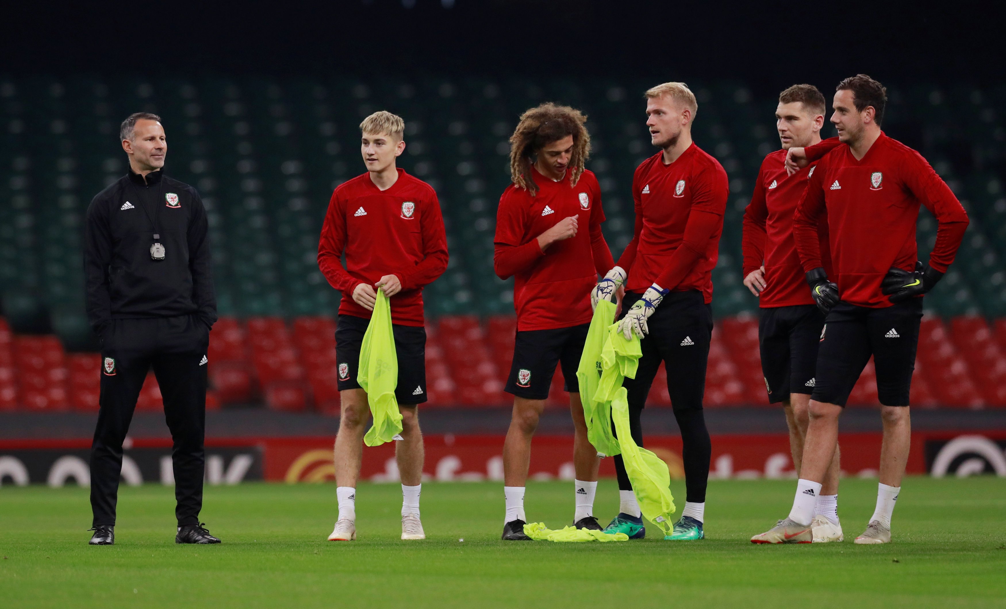 足球——友谊赛:威尔士队赛前备战