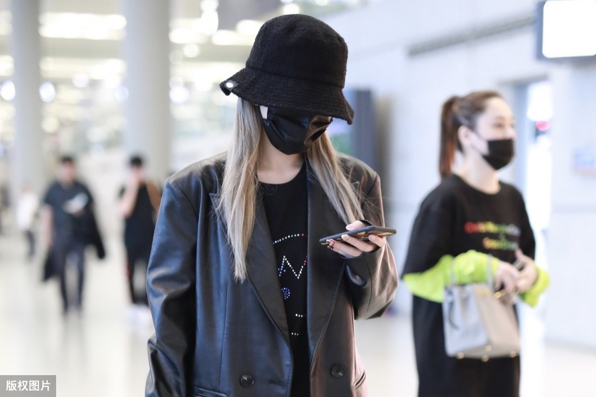 万物皆可云# 周扬青的最新机场街拍美照,身穿黑色皮衣外套,黑色渔夫