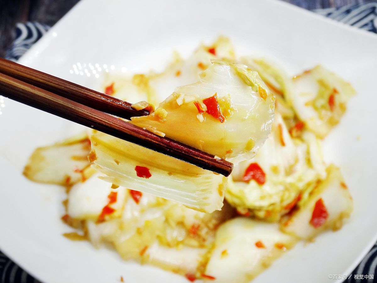 白菜帮用刀拍一下,这样好片,然后切成薄片,叶子切成大块.洗干净沥水.