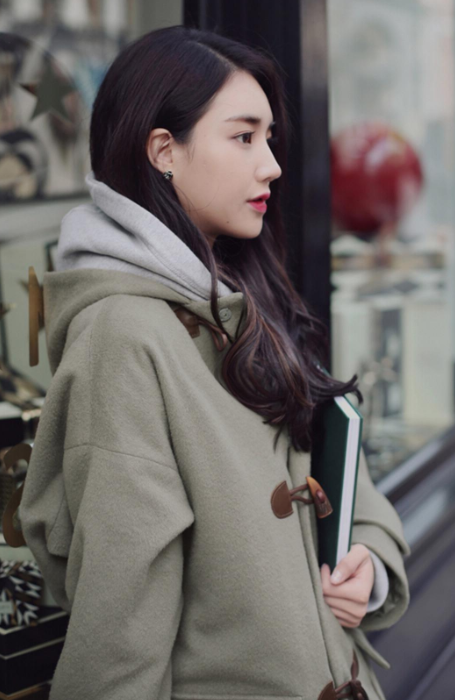 小姐姐回头笑的样子太美了. 转载自百家号作者:盖伦摄影小谈