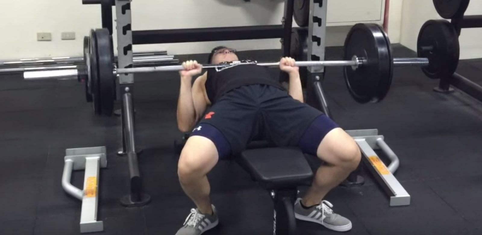 卧推腰部要保持挺直,还是弓腰,不知道就来看看吧