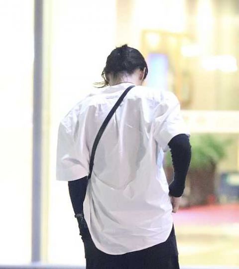 吴亦凡眼神清冷化身日系小哥哥 挥手打招呼背影也迷人