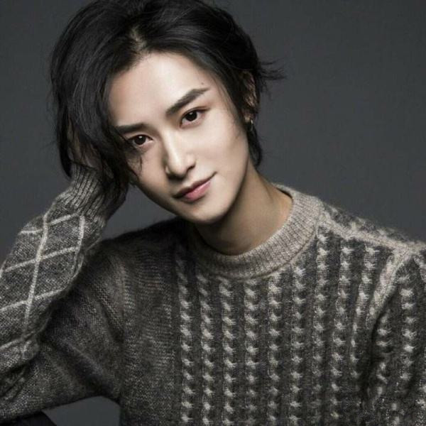 胡潇灵:天生一张雕刻脸,比女子妖媚但却不娘,让人一眼难忘