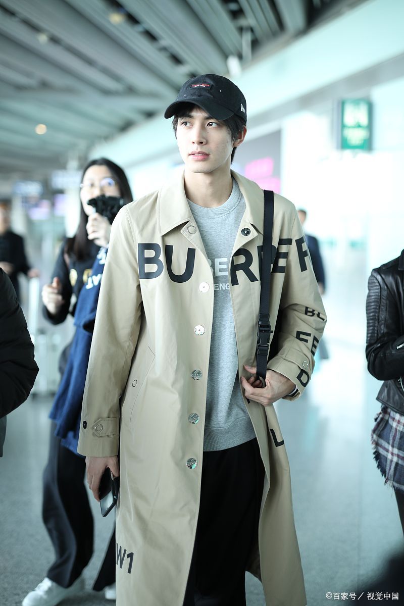 演员宋威龙的私生活也成为了热门话题,女友陈仟钰上戏艺考第一