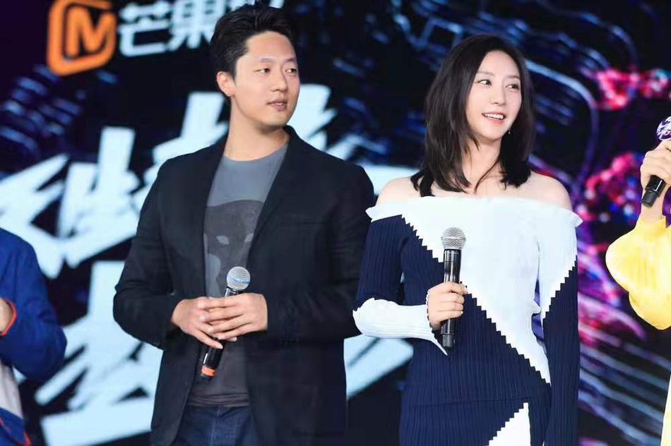 组图:凌潇肃着休闲西装尽显熟男魅力 唐一菲黑白露肩裙青春甜美