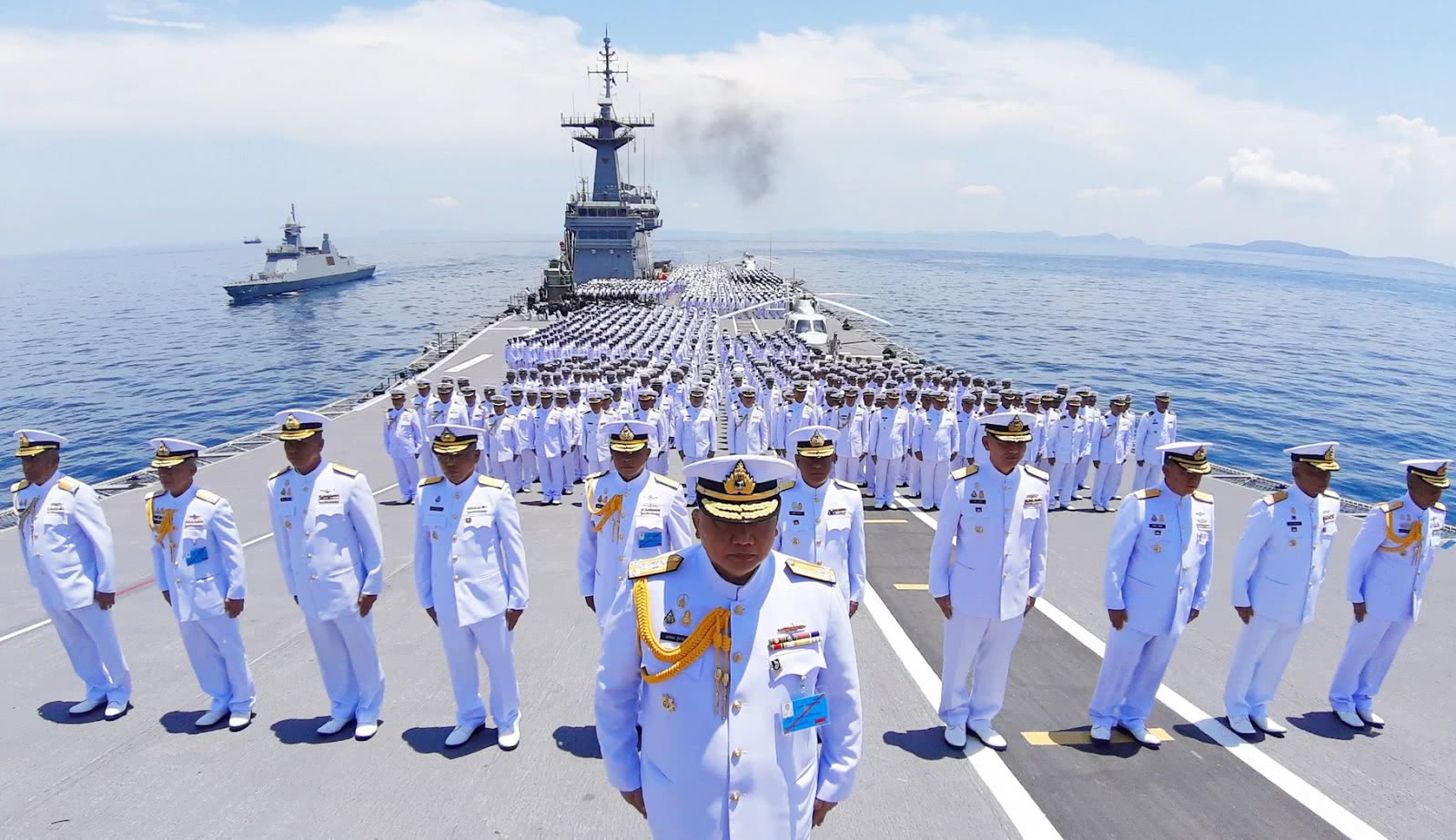 泰国十世王加冕登基,泰国海军出动航母庆贺,画面极为震撼